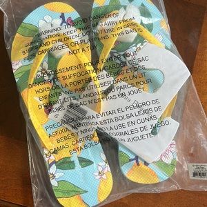 Flip Flops lemon Grove
Vera Bradley new with tags large 9-10